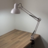 Kép 2/3 - Rögzíthető, kihajtható karú asztali/tervezői lámpa - Fehér