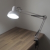 Kép 1/3 - Rögzíthető, kihajtható karú asztali/tervezői lámpa - Fehér