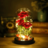 Kép 7/9 - Búrába zárt örökrózsa LED fénnyel - Piros/zöld - 3 rózsa