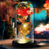 Kép 2/8 - Búrába zárt örökrózsa LED fénnyel - Vörös/arany - Lepkés, 1 rózsa