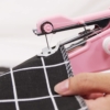 Kép 2/6 - Elemes hordozható mini varrógép - Rózsaszín
