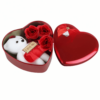 Kép 1/6 - Piros, szív alakú fém ajándékdoboz macival és 3 rózsával