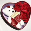Kép 2/6 - Piros, szív alakú fém ajándékdoboz macival és 3 rózsával