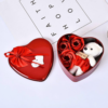Kép 3/6 - Piros, szív alakú fém ajándékdoboz macival és 3 rózsával