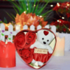 Kép 4/6 - Piros, szív alakú fém ajándékdoboz macival és 3 rózsával