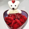 Kép 6/6 - Piros, szív alakú fém ajándékdoboz macival és 3 rózsával