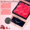 Kép 6/10 - Best Wishes ajándékdoboz rózsákkal és ajándék ezüst lánccal